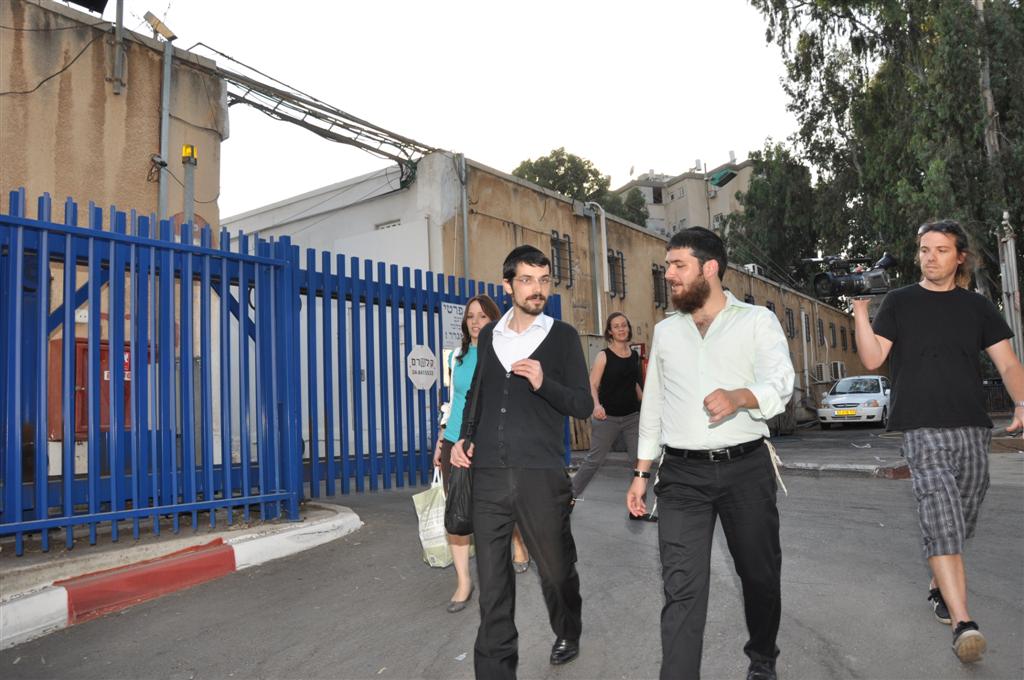 סיטבון משתחרר: החיוכים והחיבוקים ביציאה מהכלא