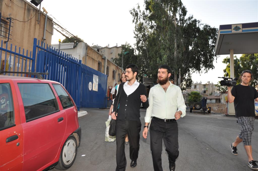 סיטבון משתחרר: החיוכים והחיבוקים ביציאה מהכלא