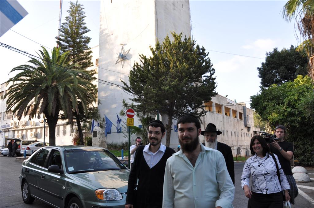 סיטבון משתחרר: החיוכים והחיבוקים ביציאה מהכלא