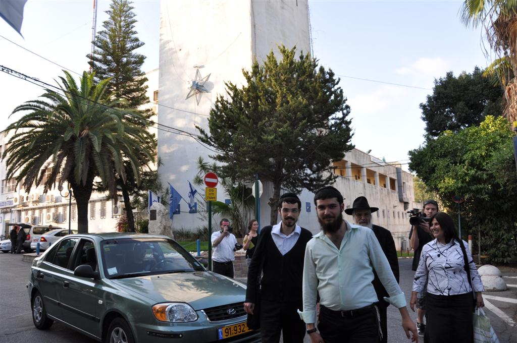 סיטבון משתחרר: החיוכים והחיבוקים ביציאה מהכלא