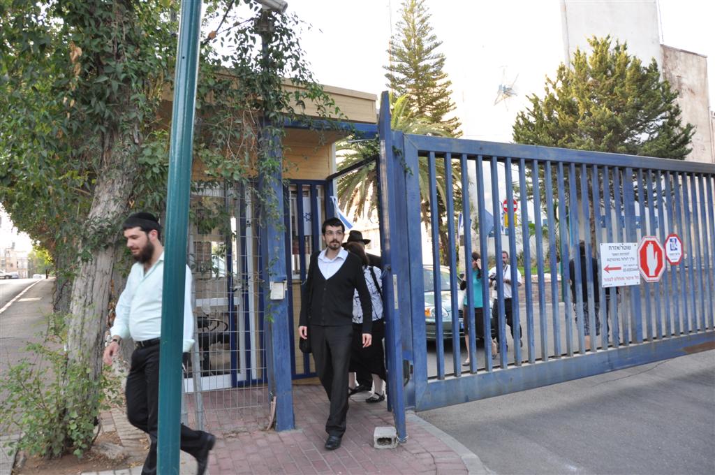 סיטבון משתחרר: החיוכים והחיבוקים ביציאה מהכלא