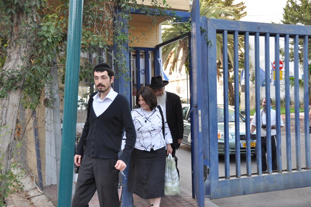 סיטבון משתחרר: החיוכים והחיבוקים ביציאה מהכלא