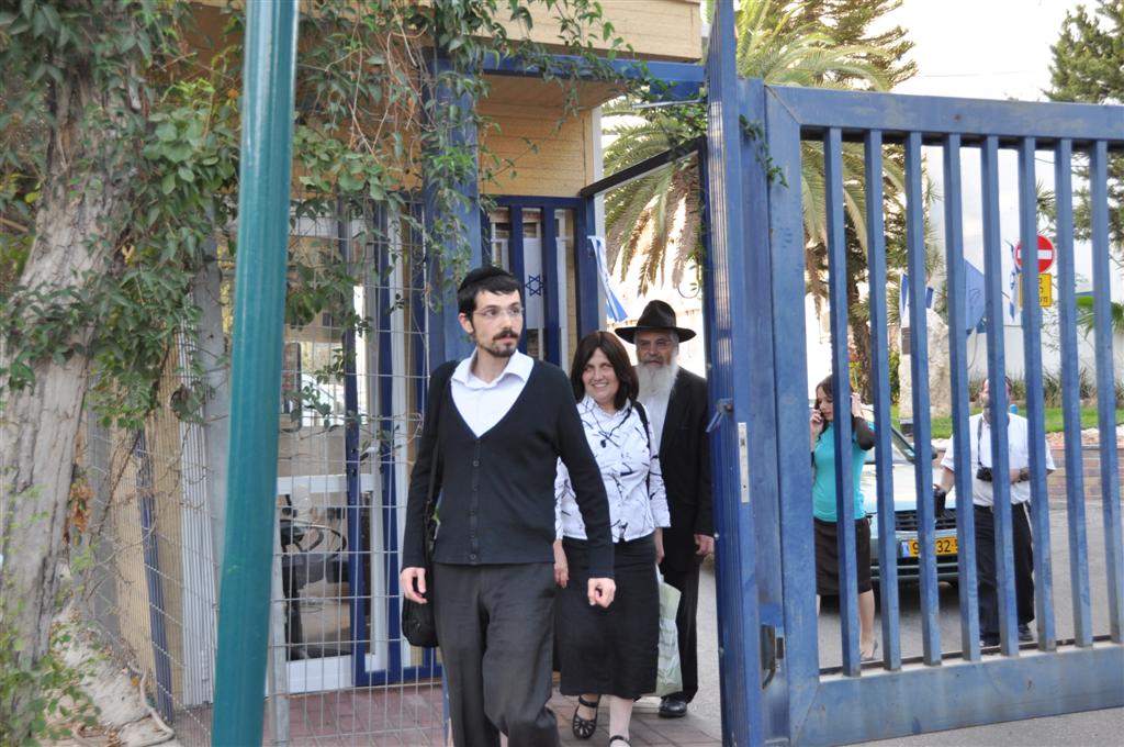 סיטבון משתחרר: החיוכים והחיבוקים ביציאה מהכלא