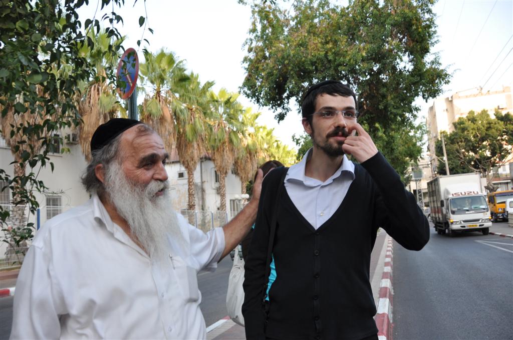 סיטבון משתחרר: החיוכים והחיבוקים ביציאה מהכלא