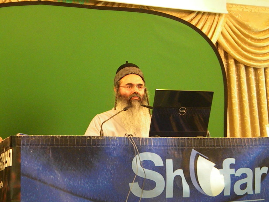 הרב אמנון יצחק על שוואקי: מושחת, לשבור קלטות שלו