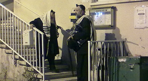 שבוע לאחר האשפוז: מרן הגר"ח יוצא לתפילת וותיקין