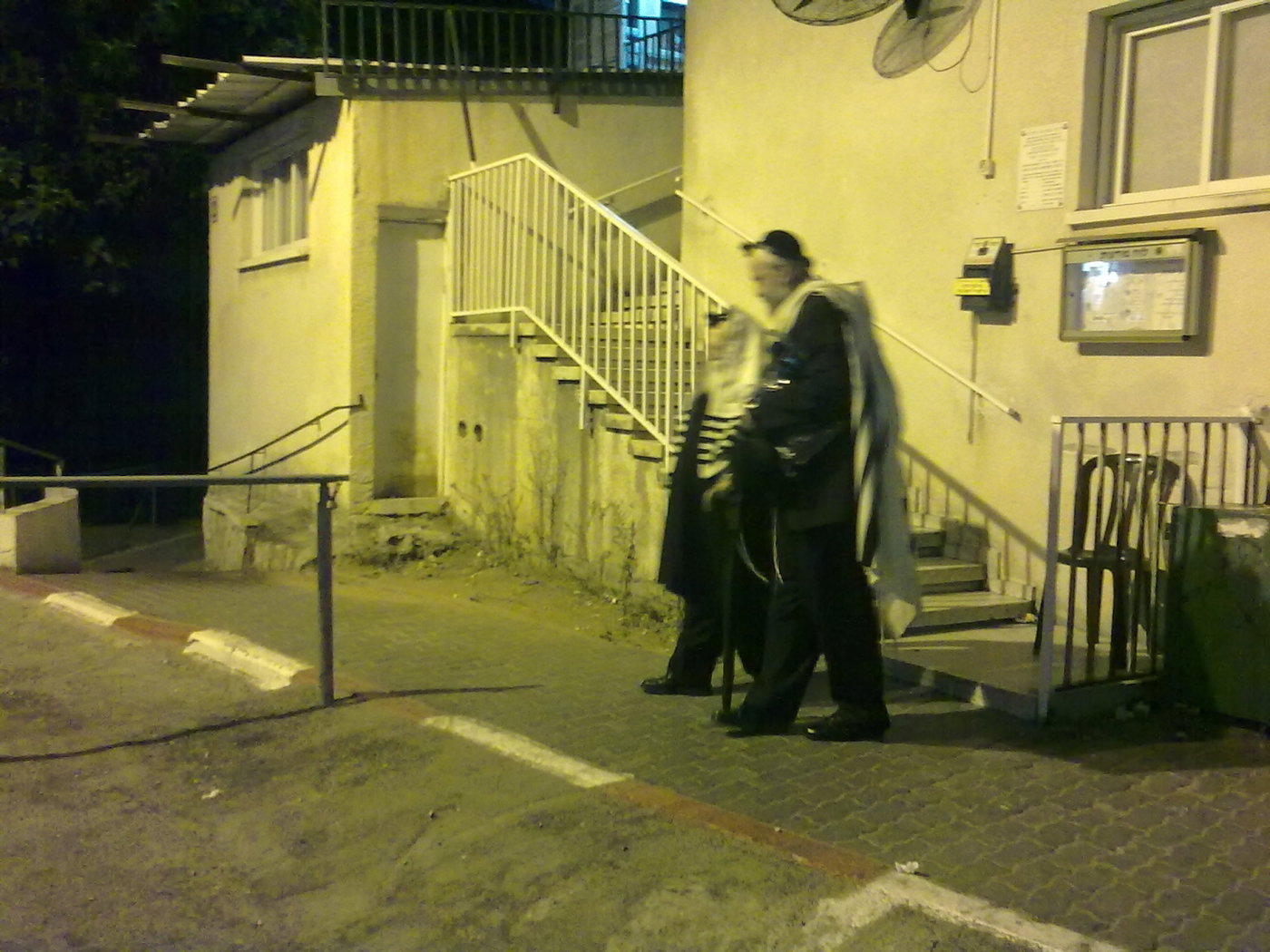 שבוע לאחר האשפוז: מרן הגר"ח יוצא לתפילת וותיקין
