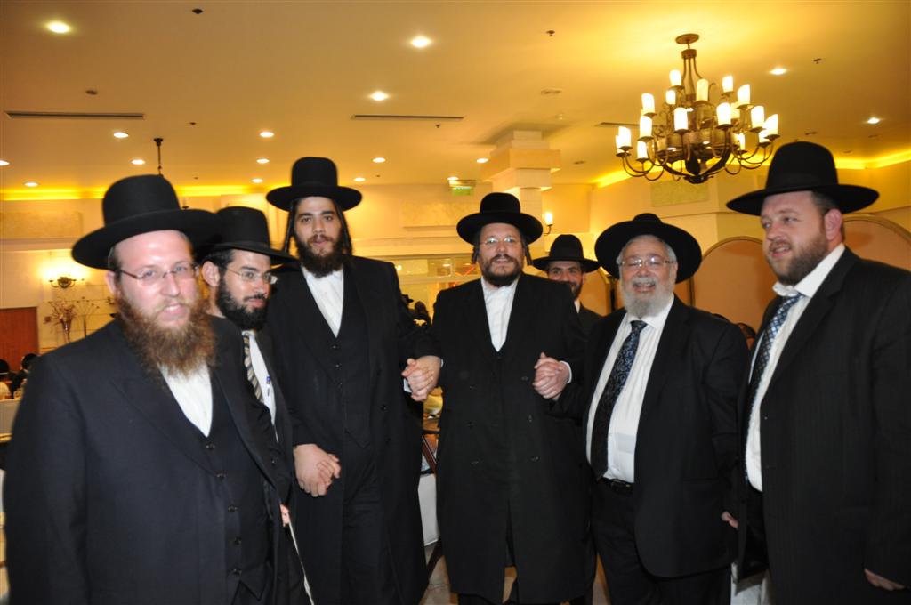 חברי מועצת עיריית אלעד רוקדים