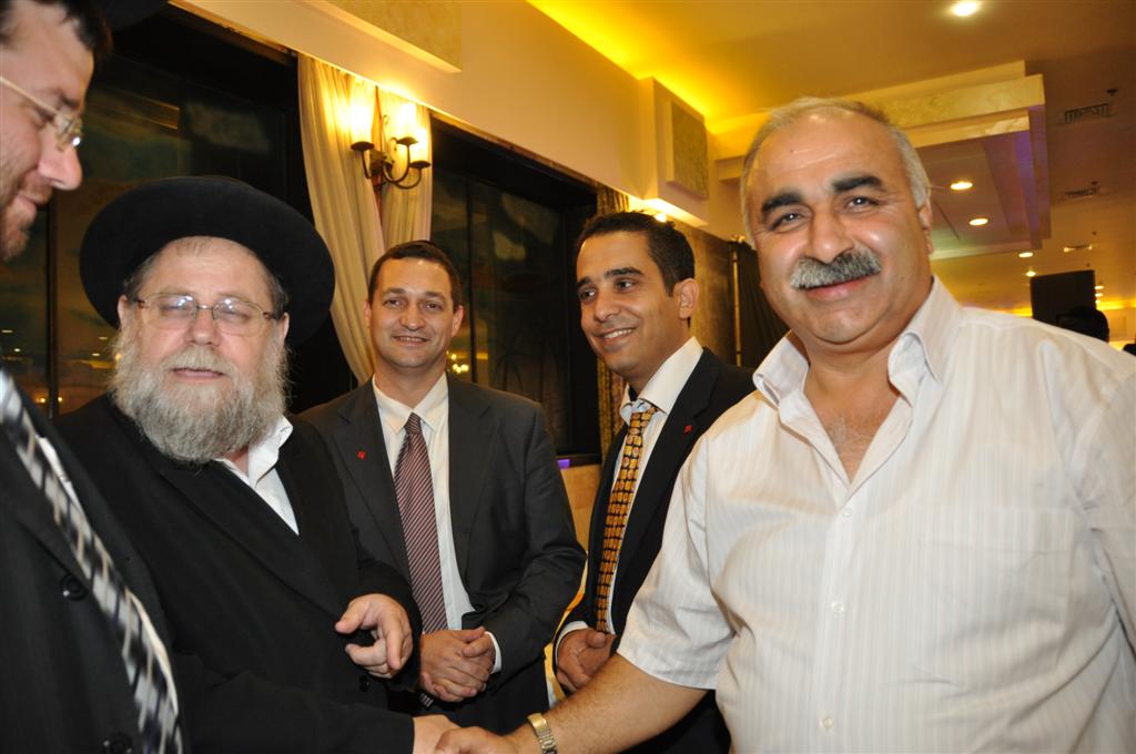 מימין, הרופא הערבי של אלעד