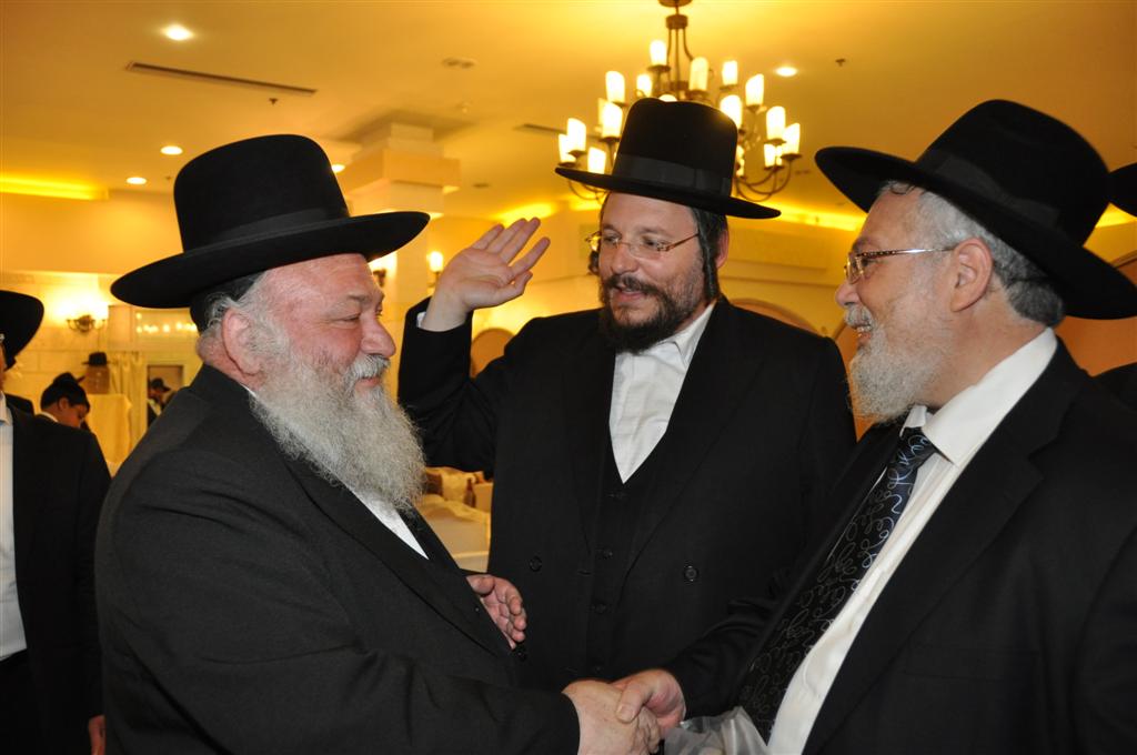 משמאל הרבב גולדקנופף