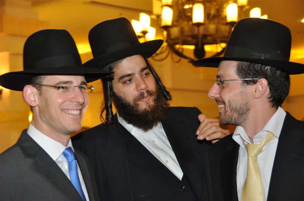 העיתונאים משה גלסנר ואבי בלום עם שרוליק פורוש