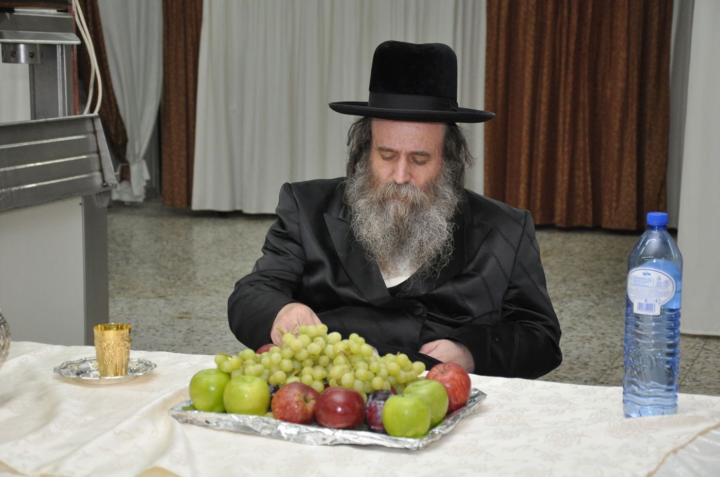 האדמו"ר קוזניץ הגיע לקעמפ של ישיבתו במושב צפריה