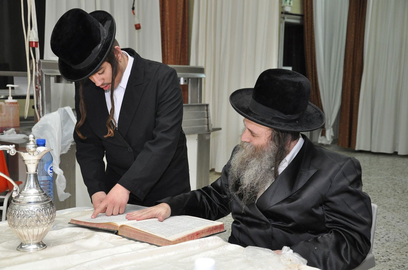 האדמו"ר קוזניץ הגיע לקעמפ של ישיבתו במושב צפריה