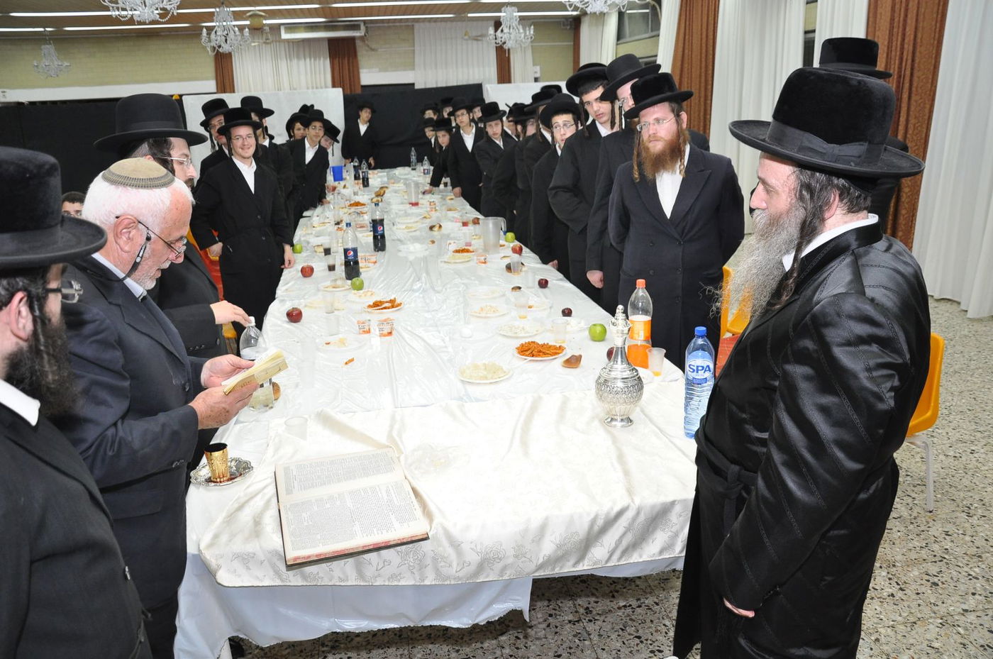 האדמו"ר קוזניץ הגיע לקעמפ של ישיבתו במושב צפריה