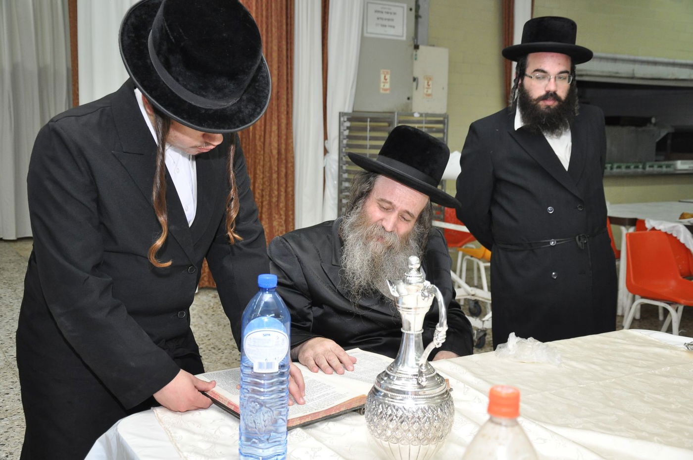 האדמו"ר קוזניץ הגיע לקעמפ של ישיבתו במושב צפריה