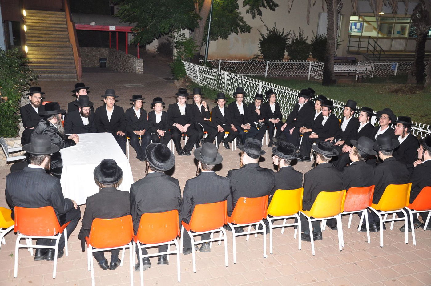 האדמו"ר קוזניץ הגיע לקעמפ של ישיבתו במושב צפריה