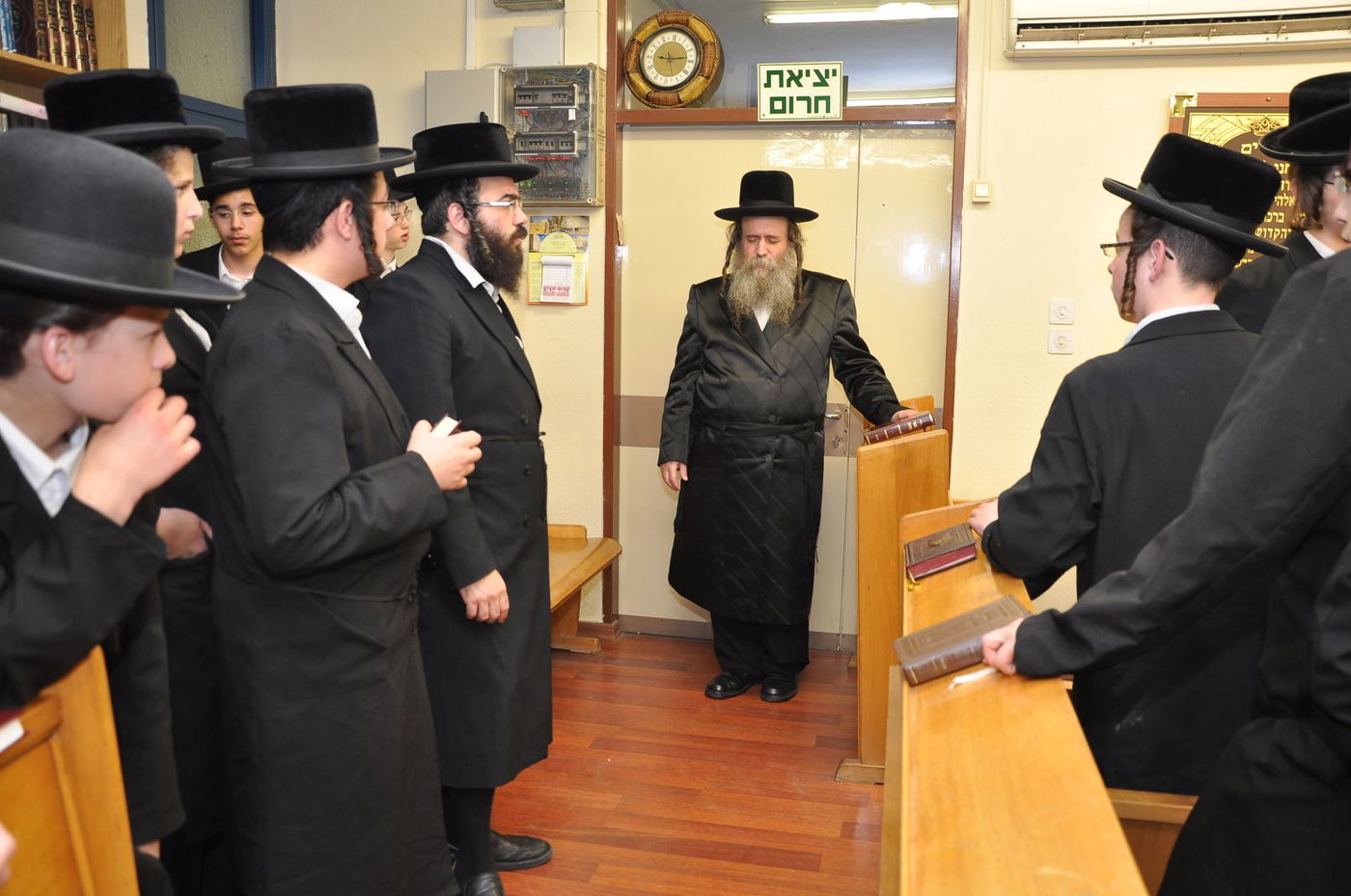 האדמו"ר קוזניץ הגיע לקעמפ של ישיבתו במושב צפריה