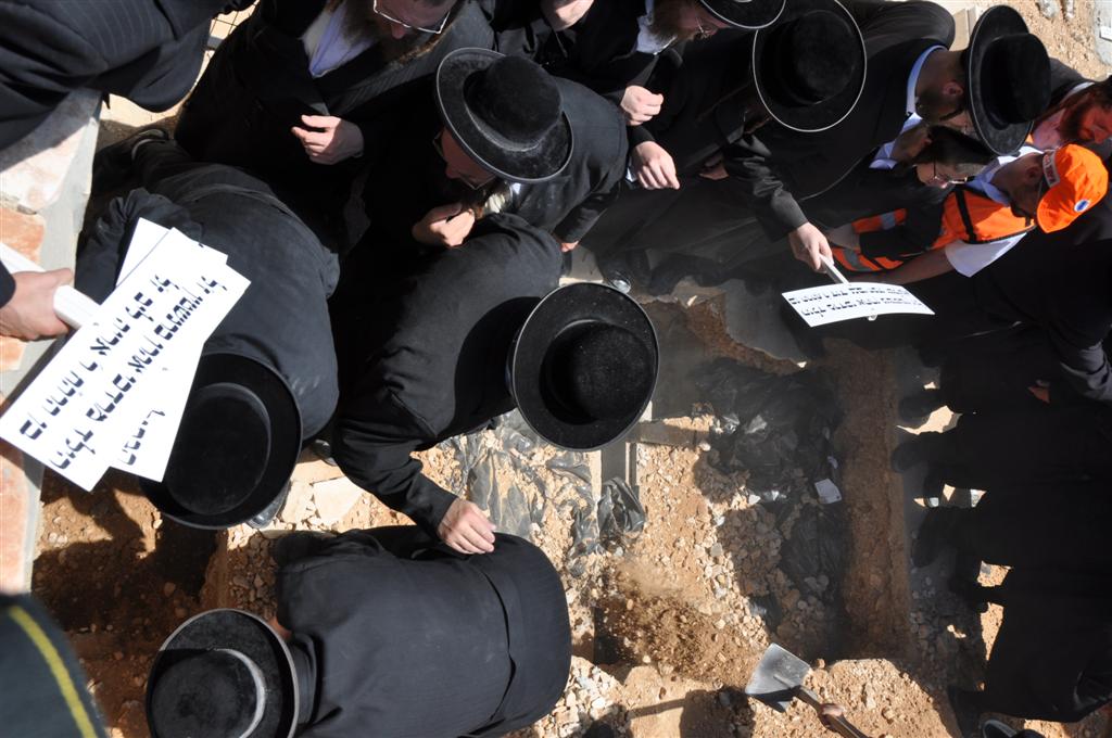 פרידה: שבעת בני המשפחה נטמנו ב"הר המנוחות"