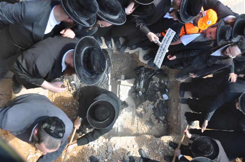 פרידה: שבעת בני המשפחה נטמנו ב"הר המנוחות"