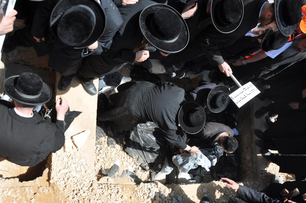פרידה: שבעת בני המשפחה נטמנו ב"הר המנוחות"