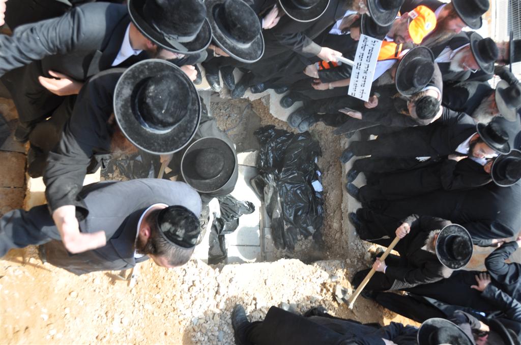 פרידה: שבעת בני המשפחה נטמנו ב"הר המנוחות"