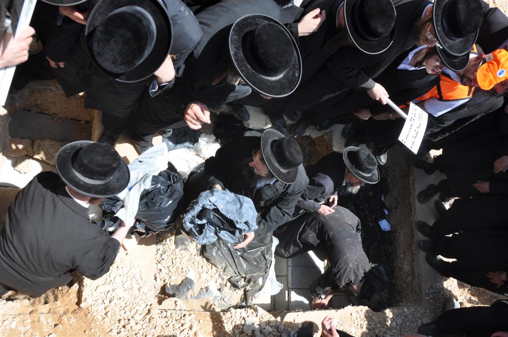 פרידה: שבעת בני המשפחה נטמנו ב"הר המנוחות"