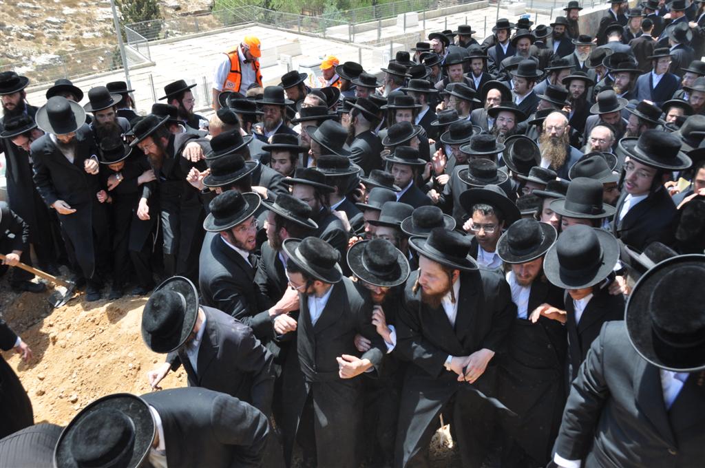 פרידה: שבעת בני המשפחה נטמנו ב"הר המנוחות"