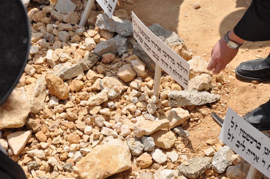 פרידה: שבעת בני המשפחה נטמנו ב"הר המנוחות"