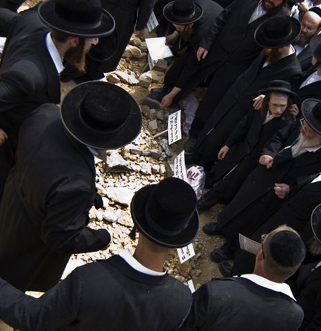 כיכר היום: 7 קברים, משפחה אחת