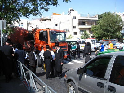 ירושלים: חרדית נפגעה ממערבל בטון - צפו בתמונות