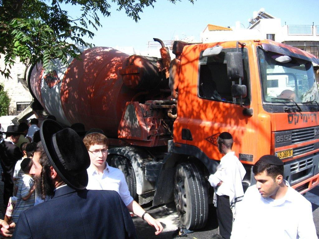 ירושלים: חרדית נפגעה ממערבל בטון - צפו בתמונות