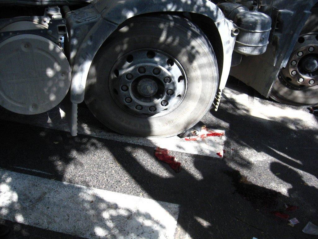 ירושלים: חרדית נפגעה ממערבל בטון - צפו בתמונות