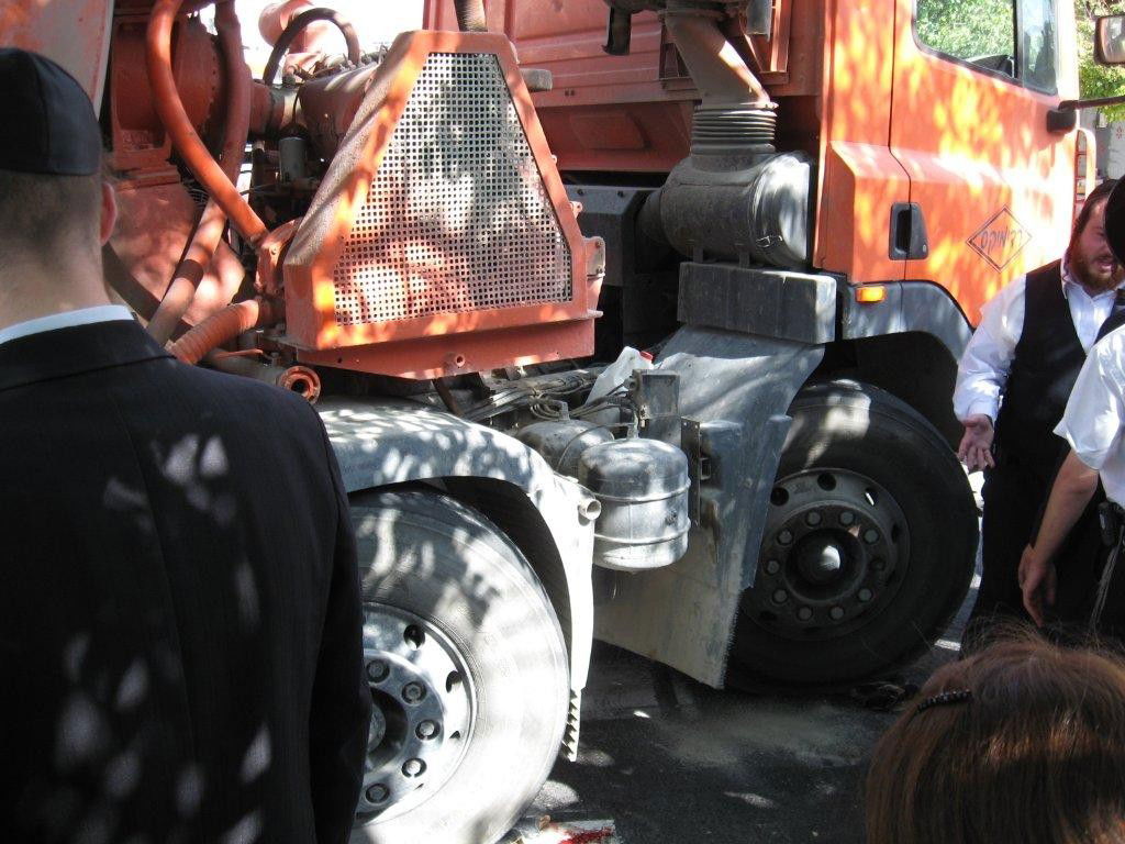 ירושלים: חרדית נפגעה ממערבל בטון - צפו בתמונות