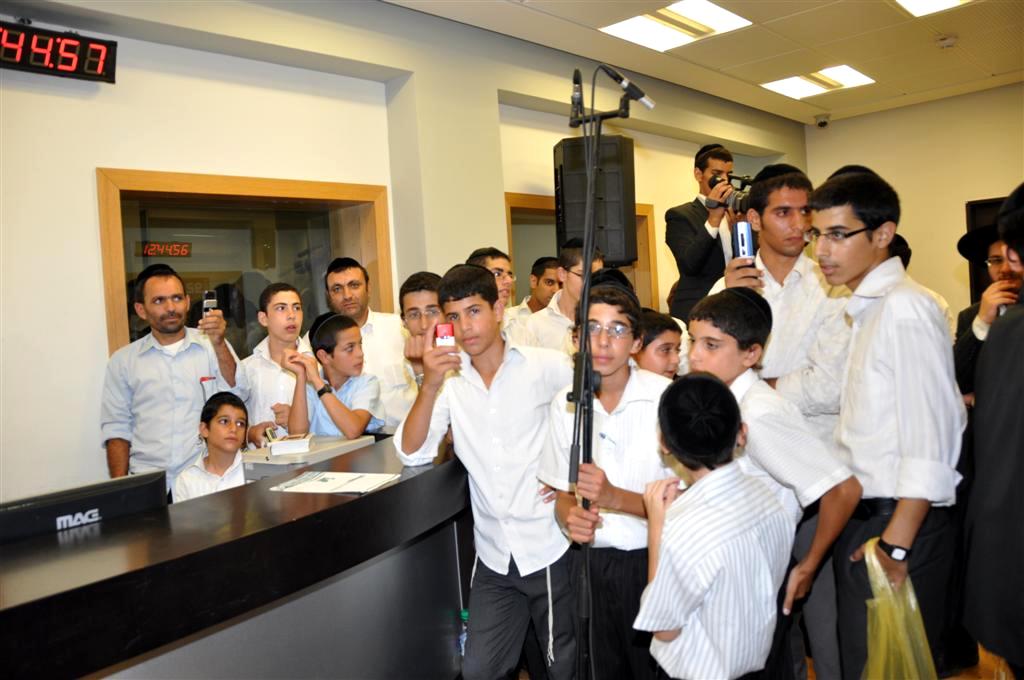 תמונות ווידאו: מידד טסה מסיים מסכת חגיגה ב´קול ברמה´