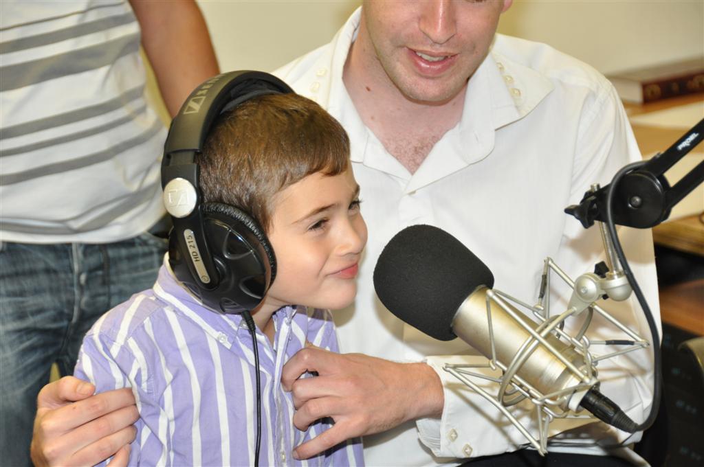 תמונות ווידאו: מידד טסה מסיים מסכת חגיגה ב´קול ברמה´