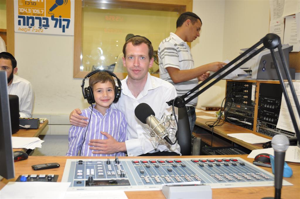 תמונות ווידאו: מידד טסה מסיים מסכת חגיגה ב´קול ברמה´