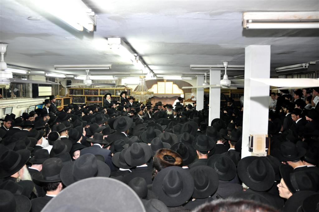 הקהל רב בתוך בית המדרש 'ירחי כלה'