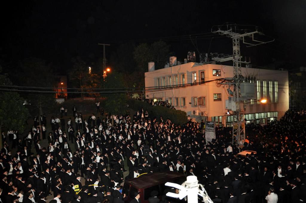 קהל מחוץ לבית המדרש 'ירחי כלה'