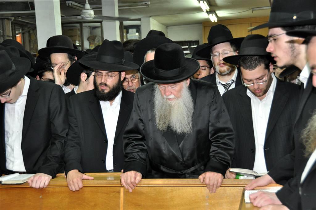 הלווויה בבני-ברק: נפרדו בדמעות מרמ"מ שלוזינגר