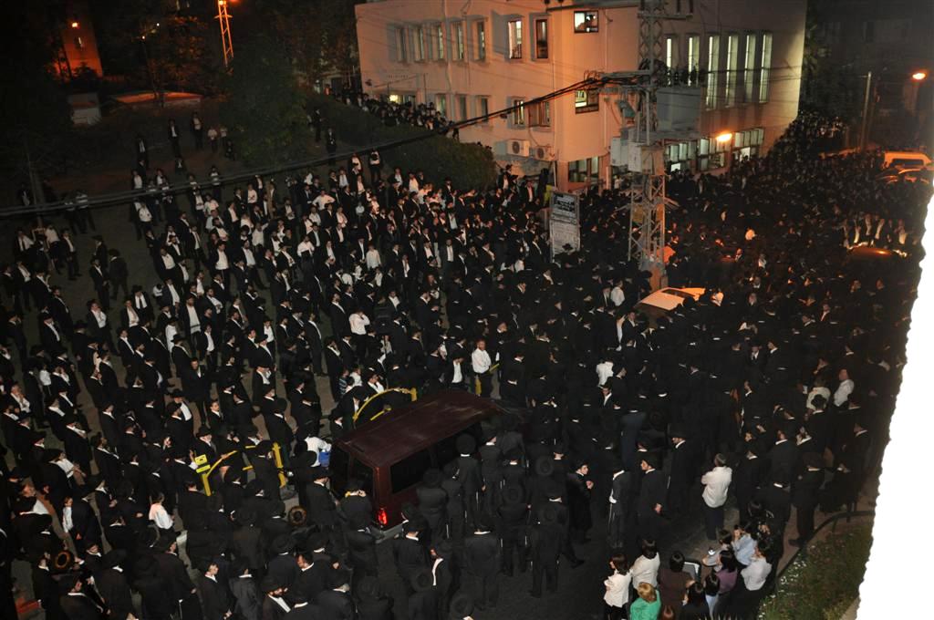 הלווויה בבני-ברק: נפרדו בדמעות מרמ"מ שלוזינגר