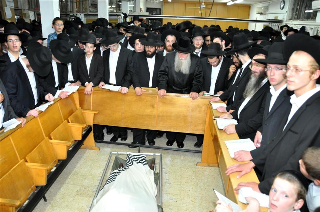 הלווויה בבני-ברק: נפרדו בדמעות מרמ"מ שלוזינגר