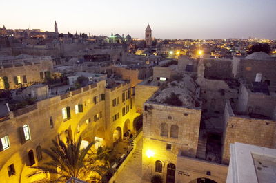 נברשות נתלו בחורבה: תמונות מרהיבות