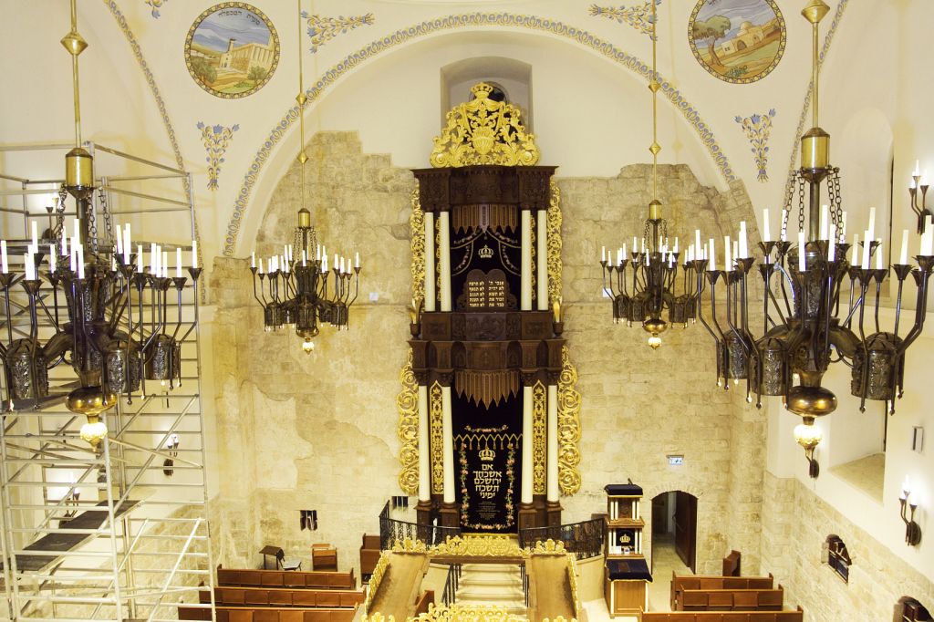 נברשות נתלו בחורבה: תמונות מרהיבות