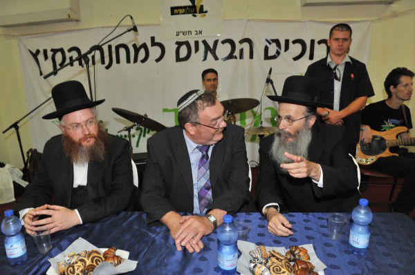 בקעמפ אחד: שר מהמפד"ל ובחורי ישיבה ליטאים