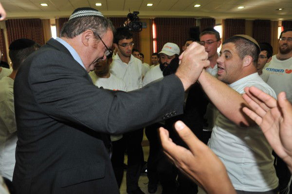 בקעמפ אחד: שר מהמפד"ל ובחורי ישיבה ליטאים