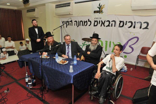 בקעמפ אחד: שר מהמפד"ל ובחורי ישיבה ליטאים