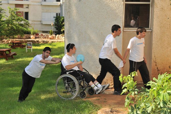 בקעמפ אחד: שר מהמפד"ל ובחורי ישיבה ליטאים