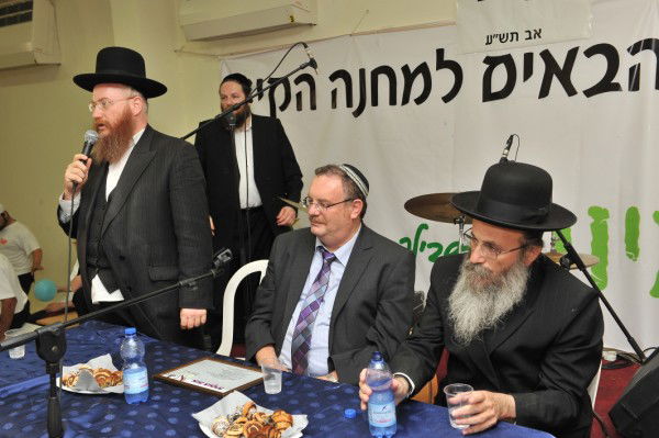 בקעמפ אחד: שר מהמפד"ל ובחורי ישיבה ליטאים