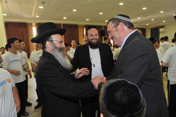 בקעמפ אחד: שר מהמפד"ל ובחורי ישיבה ליטאים