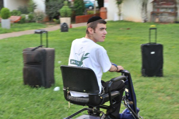 בקעמפ אחד: שר מהמפד"ל ובחורי ישיבה ליטאים